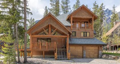 MODERN 4,500 sqft Ski Chalet: 5 Br + 6 Ba | Pool Table | Pool + PRIVATE Hot Tub