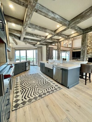 冷蔵庫、電子レンジ、オーブン、コンロ