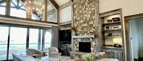 Smart TV, lareira, livros, aparelho de som