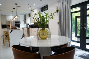 Dining - YOUR HOME AWY FROM HOME, CLOSE TO HARDROCK STADIUM, DINING RESTAURANTS, SHOPPING (Miami)