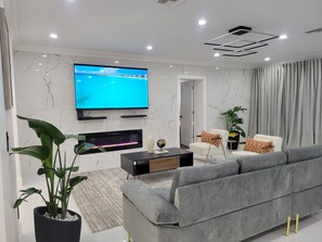 Smart TV, fireplace - YOUR HOME AWY FROM HOME, CLOSE TO HARDROCK STADIUM, DINING RESTAURANTS, SHOPPING (Miami)