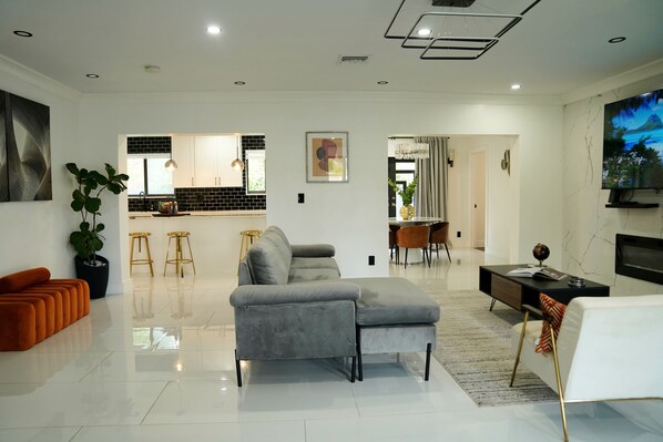 Smart TV, fireplace - YOUR HOME AWY FROM HOME, CLOSE TO HARDROCK STADIUM, DINING RESTAURANTS, SHOPPING (Miami)