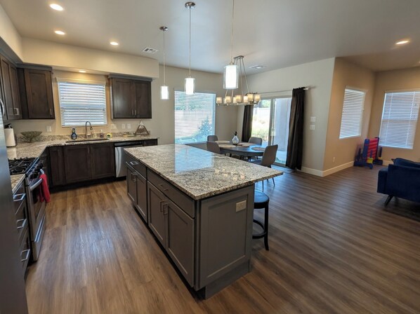 Fridge, microwave, oven, stovetop - Modern 3BR Hildale Oasis near Zion, King Bed & Balcony, Massive Cliff Views! (Hildale)
