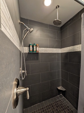 Combined shower/bathtub, towels, soap, shampoo - Modern 3BR Hildale Oasis near Zion, King Bed & Balcony, Massive Cliff Views! (Hildale)