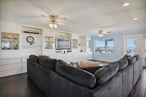 House, Multiple Beds, Balcony | Living room