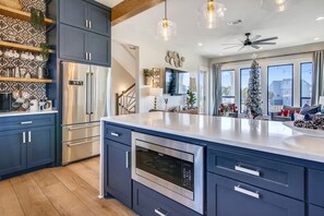 Casa, varias camas, balcón, vista a la playa | Cocina privada | Refrigerador, microondas, horno y parrilla de estufa