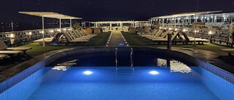 2 indoor pools, 13 outdoor pools