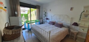 2 bedrooms, in-room safe, iron/ironing board, free WiFi