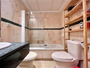 Badewanne, Haartrockner, Handtücher, Seife