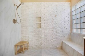 Duschwanne, Handtücher, Toilettenpapier