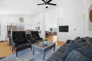 Smart TV - 4 bed with pool in golf community w/ trail access! (Mesa)