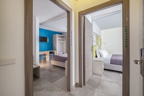 1 bedroom, desk, WiFi, bed sheets