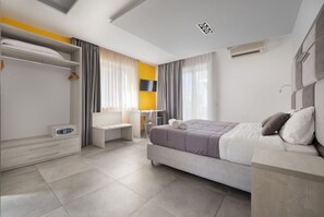 1 bedroom, desk, WiFi, bed sheets