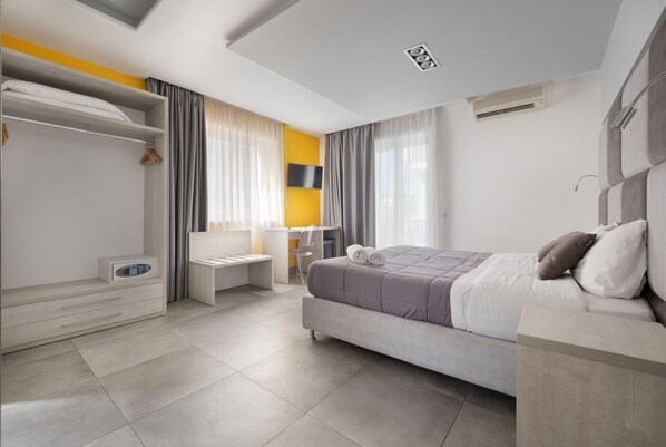 1 bedroom, desk, WiFi, bed sheets