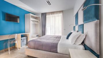 1 bedroom, desk, WiFi, bed sheets