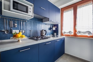 Frigorifero, microonde, forno, piano cottura