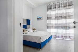 2 chambres, bureau, fer et planche à repasser, lit parapluie