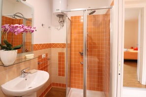 Regadera, secadora de cabello, bidet
