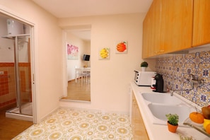 Refrigerador, horno, parrilla de estufa y cafetera y tetera
