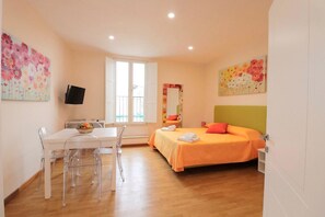 1 habitación, tabla de planchar con plancha, wifi y ropa de cama