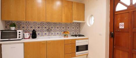 冷蔵庫、オーブン、コンロ、コーヒー / ティーメーカー