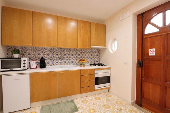 Refrigerador, horno, parrilla de estufa y cafetera y tetera