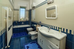 Bathtub, hair dryer, bidet, towels - Camy House – Central Apartment with Stunning Views in Sorrento (Sorrento)