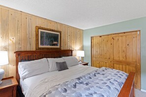 2 bedrooms, desk, iron/ironing board, travel crib