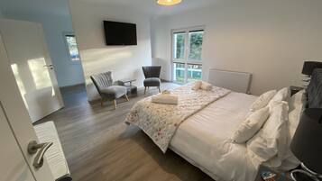 House | 4 bedrooms, iron/ironing board, free WiFi, bed sheets