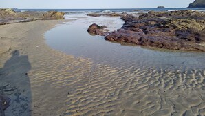 A beach with rocky terrain and clear water. - Sleeps8- Ecofriendly- Kingbeds- Familyfriendly (Wadebridge)