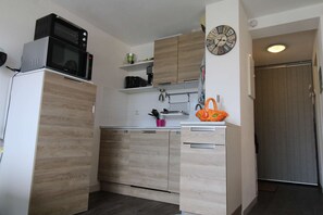 Fridge, dishwasher, cookware/dishes/utensils