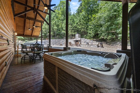 Outdoor dining - PRIVATE Peaceful Cabin on 1.5 Acres with Hot Tub, Deck & HUGE Outdoor Fireplace! (Broken Bow)