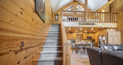 PRIVATE Peaceful Cabin on 1.5 Acres with Hot Tub, Deck & HUGE Outdoor Fireplace!