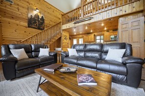 Smart TV, fireplace, foosball - PRIVATE Peaceful Cabin on 1.5 Acres with Hot Tub, Deck & HUGE Outdoor Fireplace! (Broken Bow)