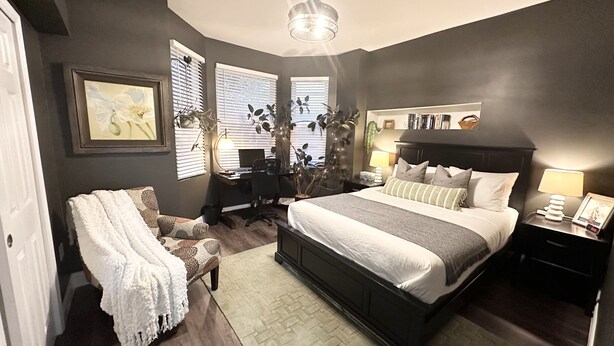 A bedroom with a bed, a desk, a chair, and a nightstand. - Cozy 2 bdrm Unit/Big Kitchen-2 TV- University City (Philadelphia)