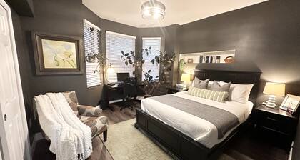 Cozy 2 bdrm Unit/Big Kitchen-2 TV- University City