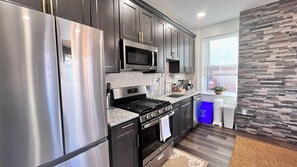 Fridge, microwave, oven, stovetop - Cozy 2 bdrm Unit/Big Kitchen-2 TV- University City (Philadelphia)