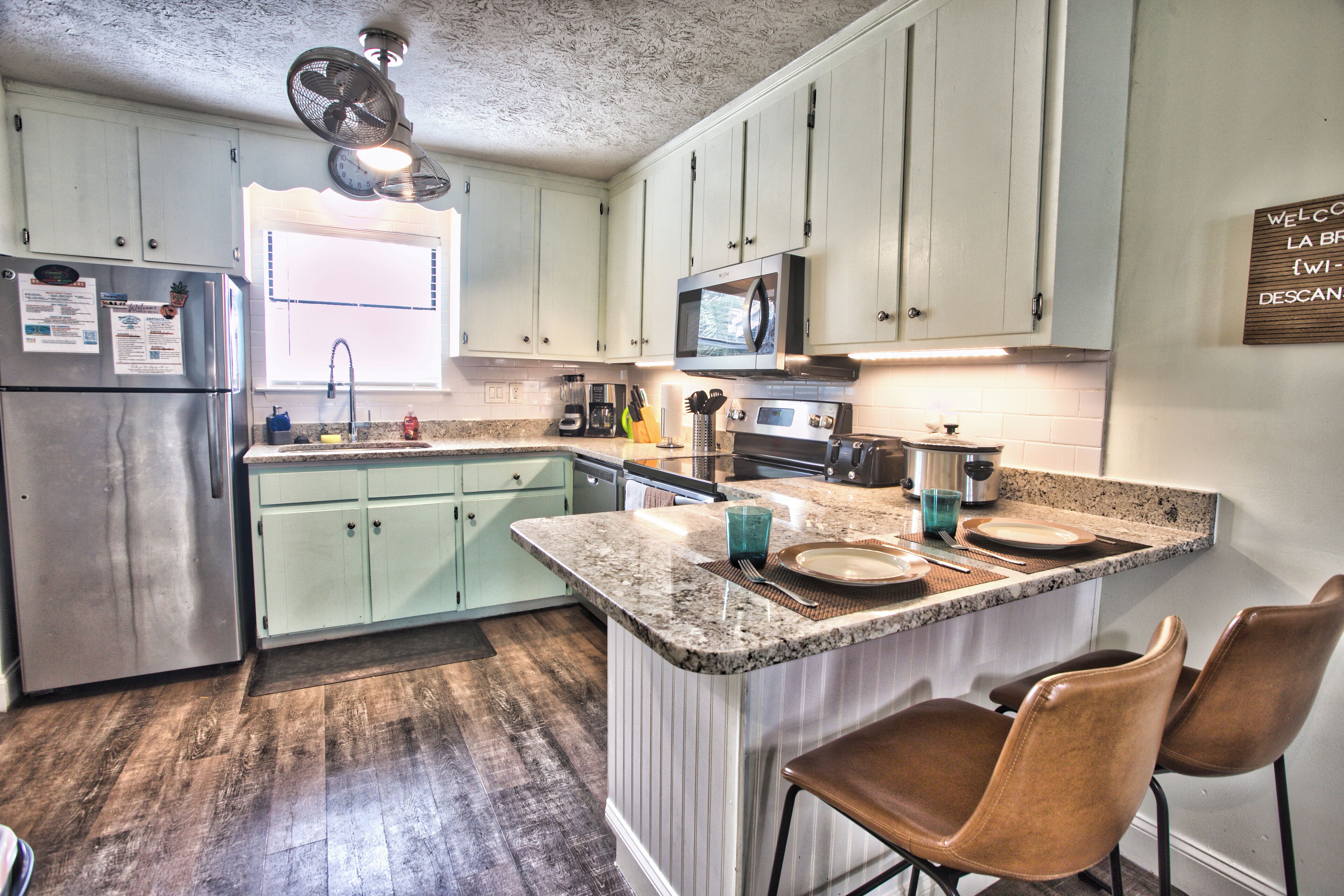 Kjøleskap, mikrobølgeovn, ovn og kokeplater