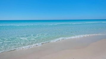 In Strandnähe, Liegestühle, Strandtücher