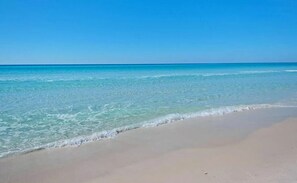 Vlak bij het strand, ligstoelen, strandlakens