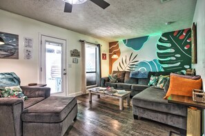 Smart-tv, een dvd-speler, boeken en een filmbibliotheek