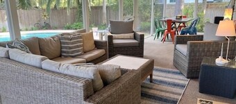 Private Pool! Quiet Neighborhood Location, Bike to Beach, Close to Shopping & Restaurants