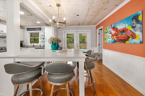 Private Pool! Quiet Neighborhood Location, Bike to Beach, Close to Shopping & Restaurants