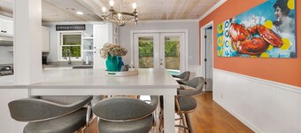 Private Pool! Quiet Neighborhood Location, Bike to Beach, Close to Shopping & Restaurants