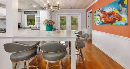 Private Pool! Quiet Neighborhood Location, Bike to Beach, Close to Shopping & Restaurants