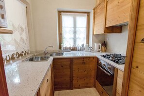 Fridge, oven, stovetop, dishwasher