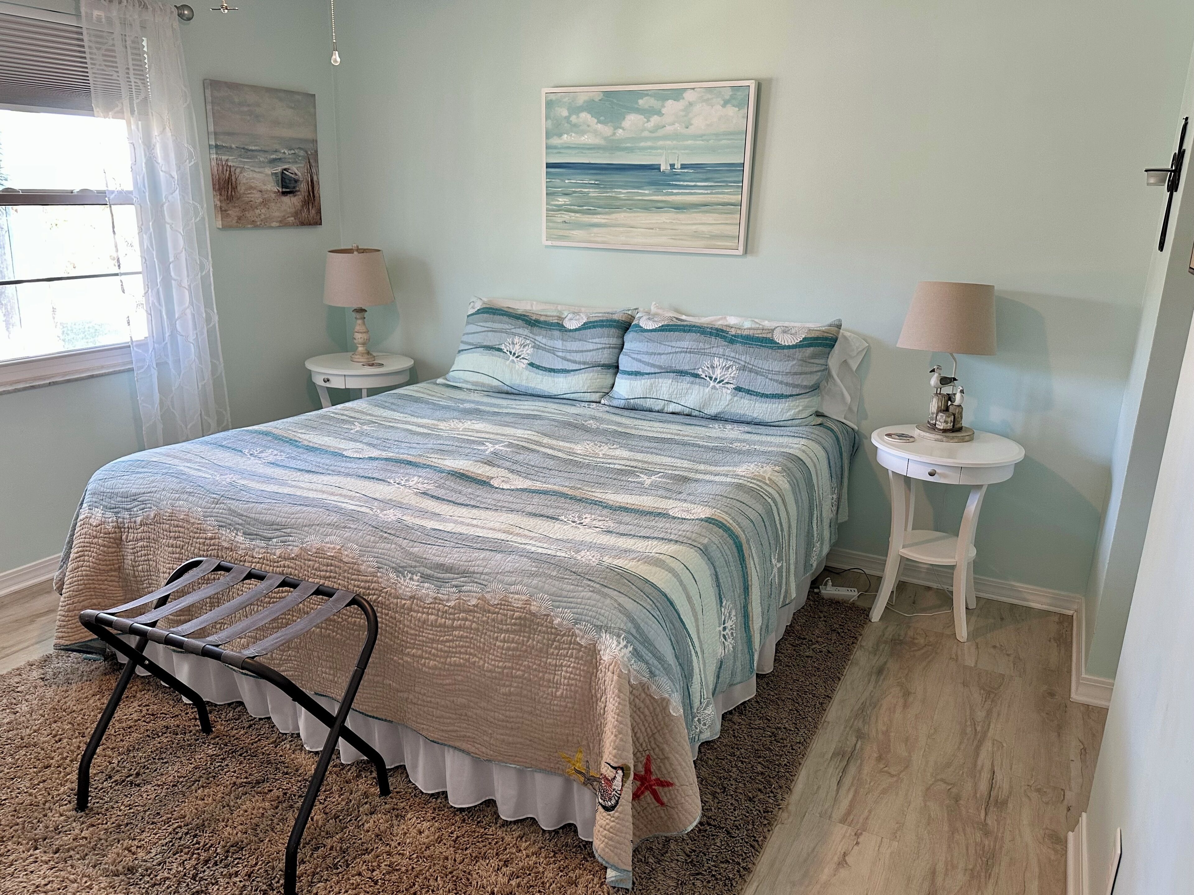 2 quartos, escrivaninha, ferros/tábuas de passar roupa, berço de viagem