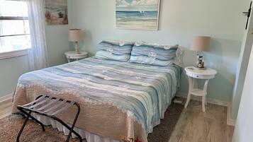 2 quartos, escrivaninha, ferros/tábuas de passar roupa, berço de viagem