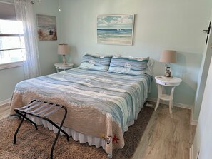 2 quartos, escrivaninha, ferros/tábuas de passar roupa, berço de viagem