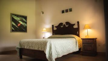 Basic Double Room | Desk, free WiFi, bed sheets